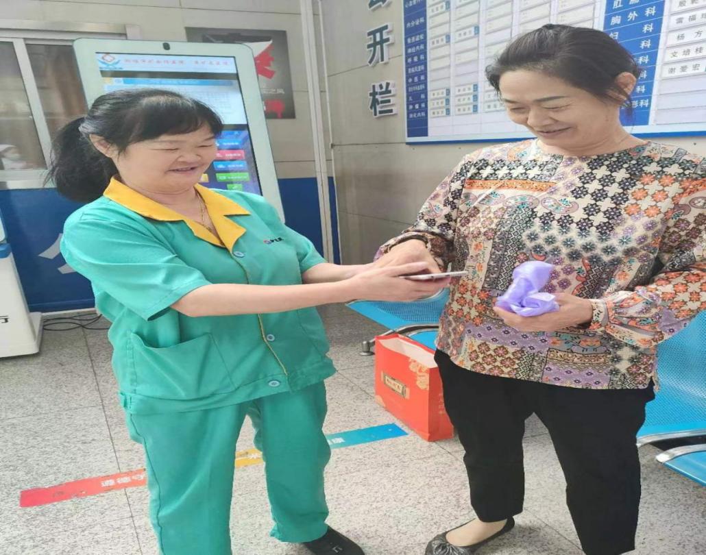 门诊部拾到手机一个，及时寻找失主并归还