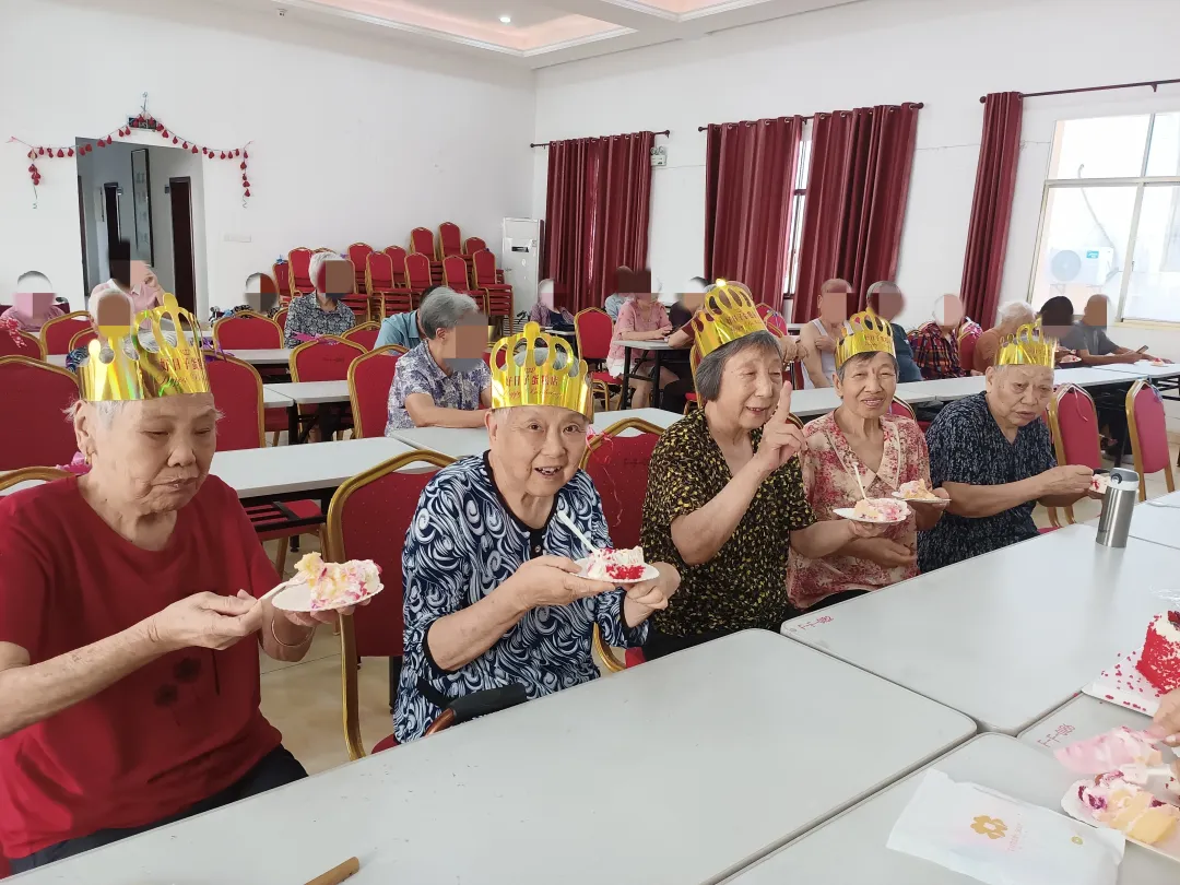 “润颐年”萍乡医养结合中心：温馨集体生日会，共筑幸福晚年