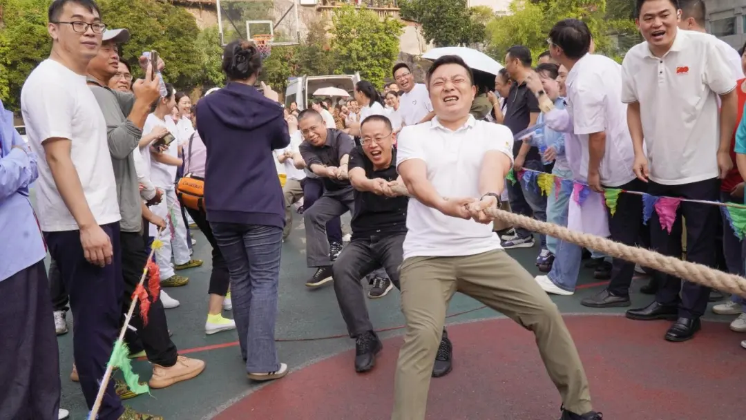 一根绳，一条心！萍矿总医院拔河比赛“燃”爆金秋！