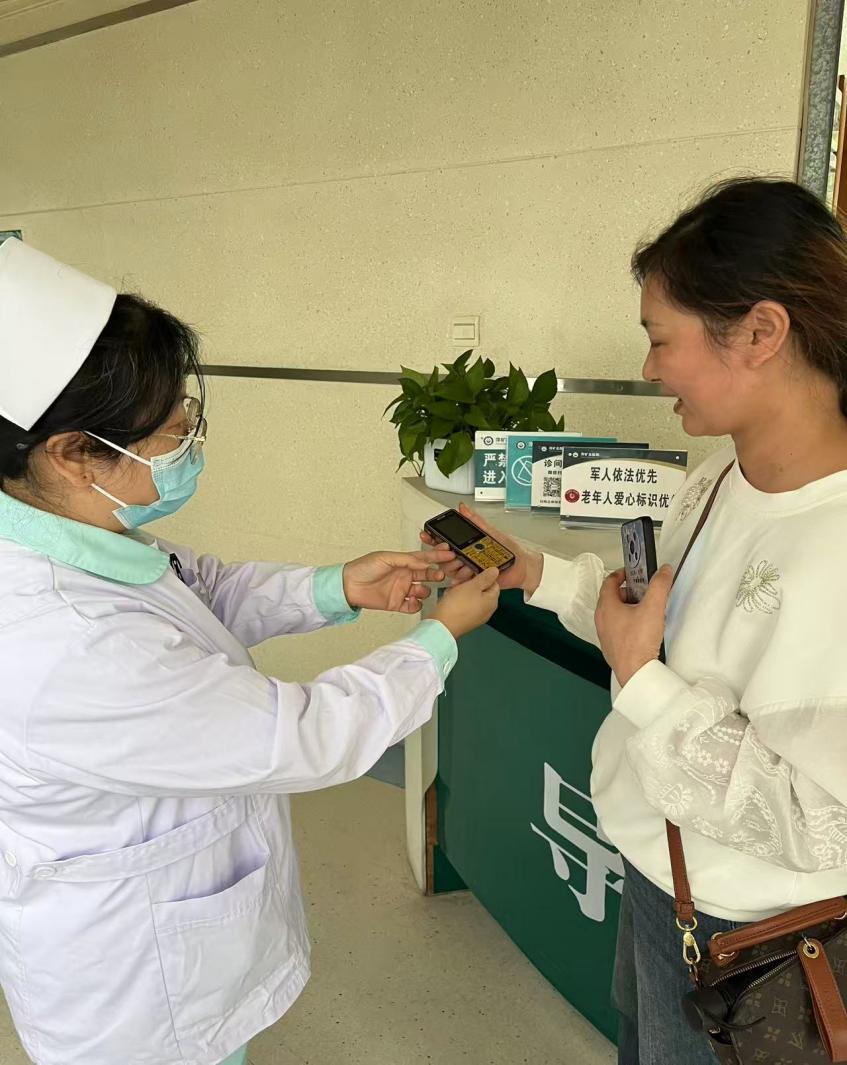 好人好事 | 门诊部护士邱金兰拾到手机一个，及时寻找失主并归还