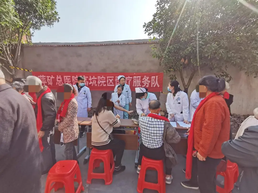 情暖重阳 健康相伴 | 萍矿总医院医务人员走进周家坊社区开展义诊