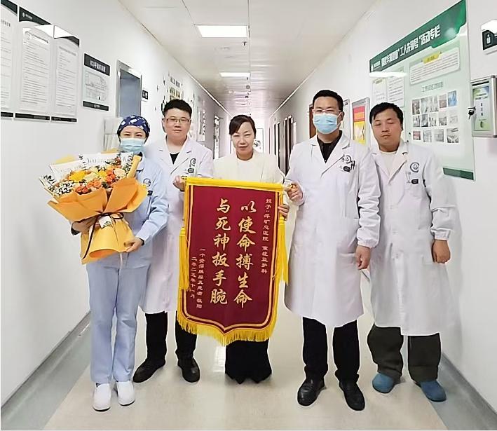 锦旗感谢 | 重症医学科患者送来锦旗，对重症医学科全体医务人员表示感谢