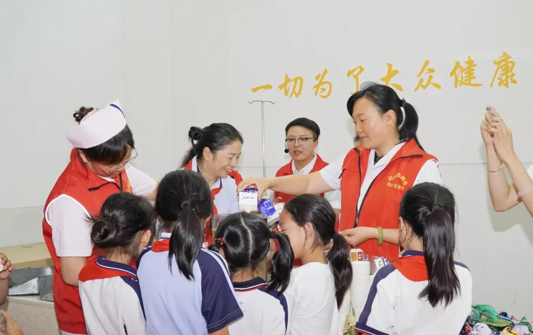 粽香承古韵 医暖伴童心｜萍矿总医院联合安源区第一小学开展端午主题志愿服务活动